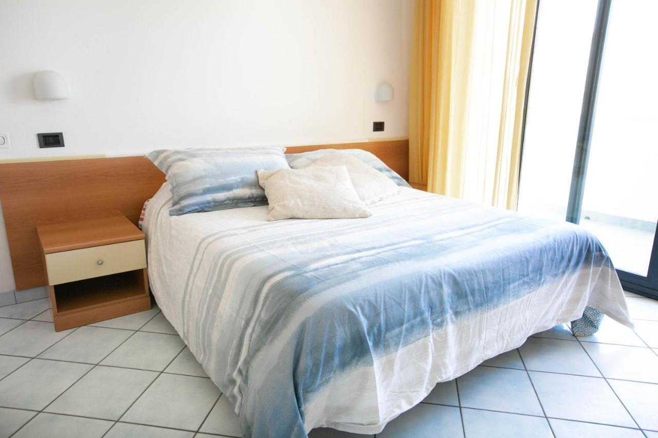 Residence Villa Dei Pini 里米尼 外观 照片