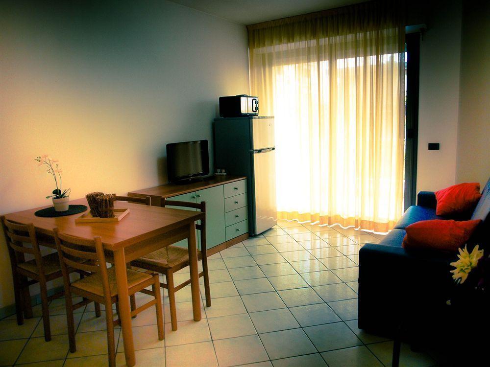 Residence Villa Dei Pini 里米尼 外观 照片
