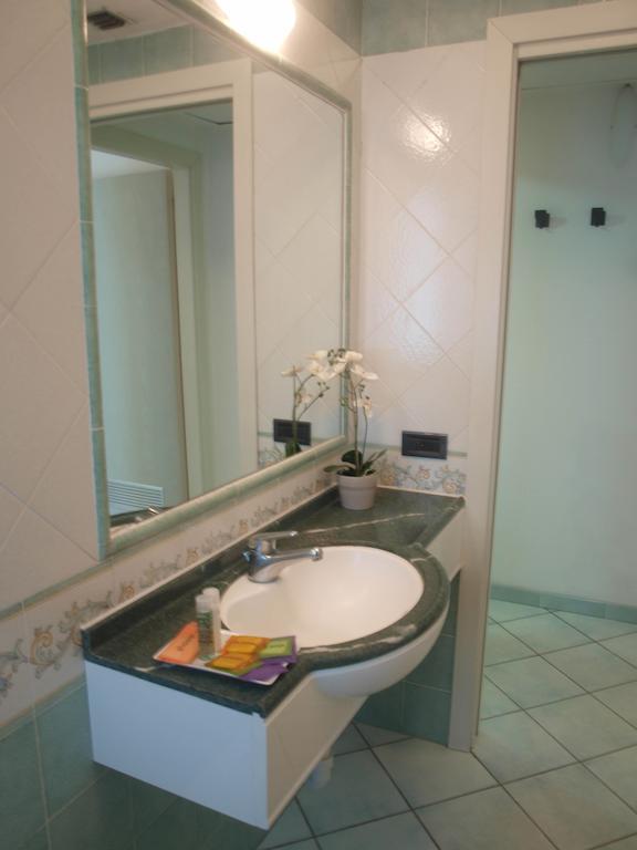 Residence Villa Dei Pini 里米尼 外观 照片