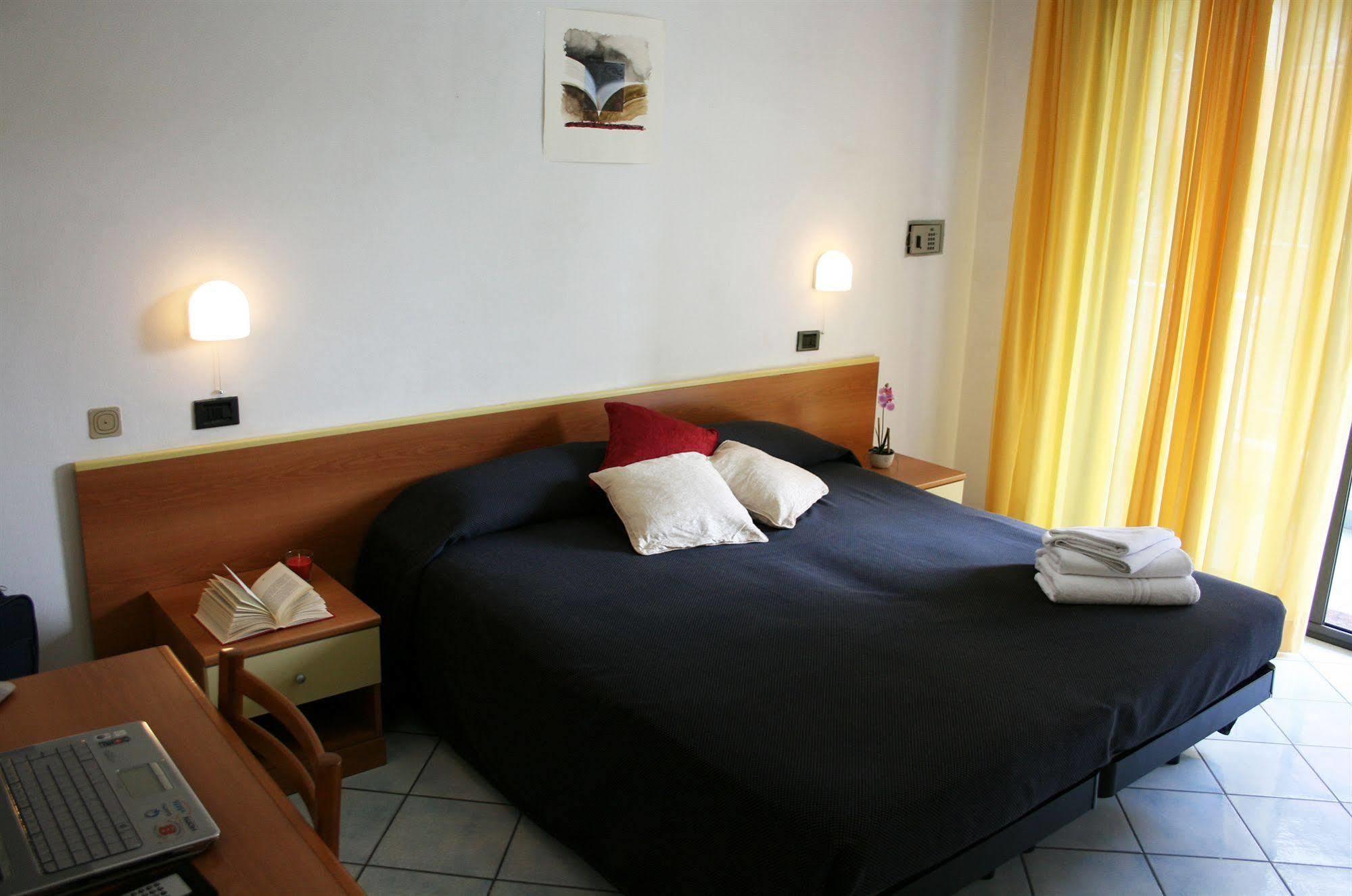 Residence Villa Dei Pini 里米尼 外观 照片